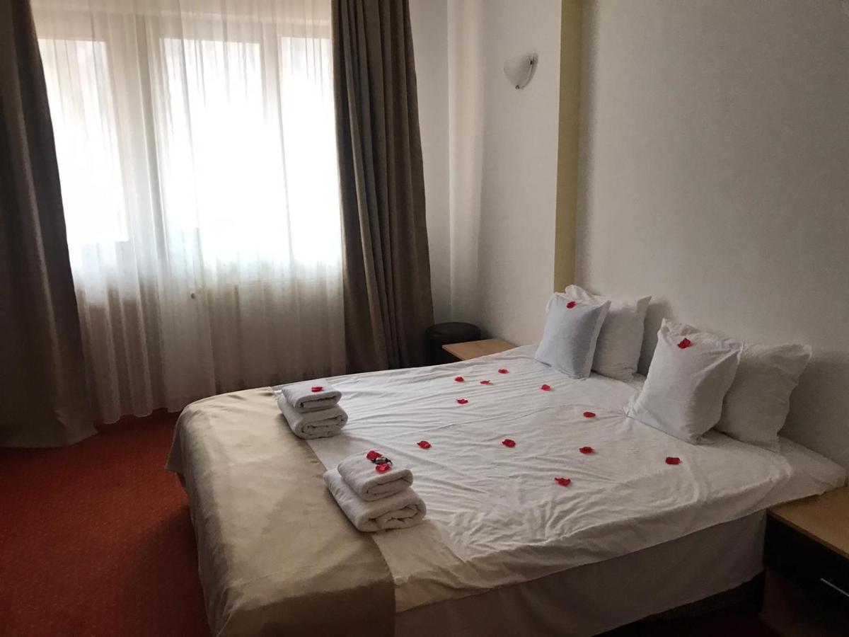 Hotel Flora Alpina Azuga Esterno foto