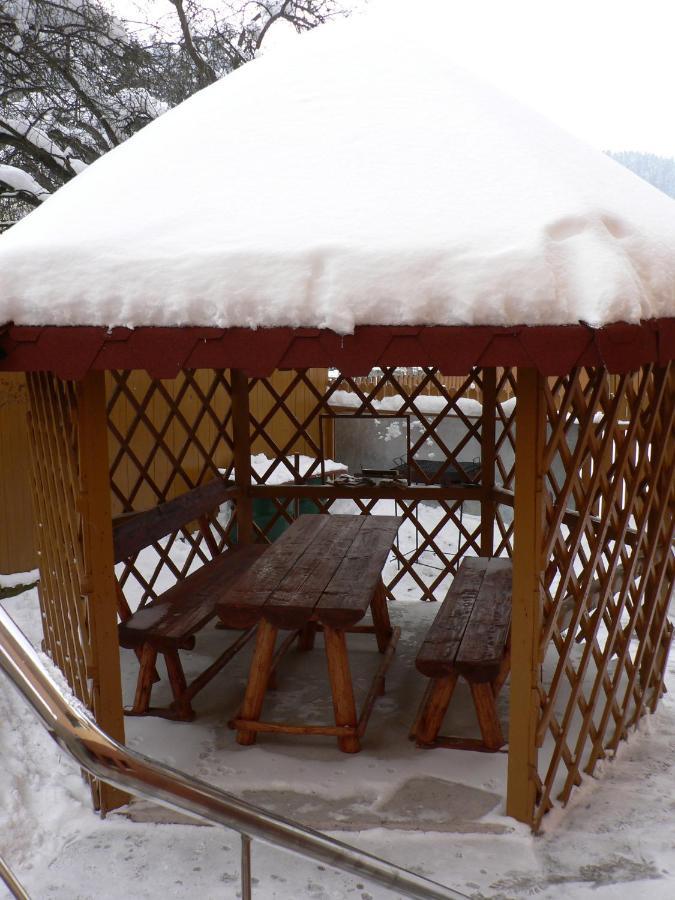 Hotel Flora Alpina Azuga Esterno foto