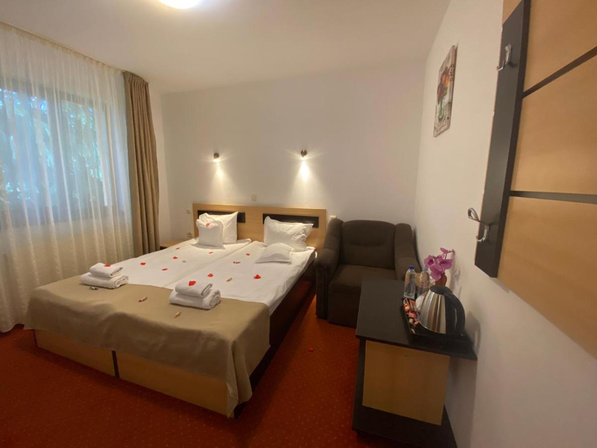 Hotel Flora Alpina Azuga Esterno foto