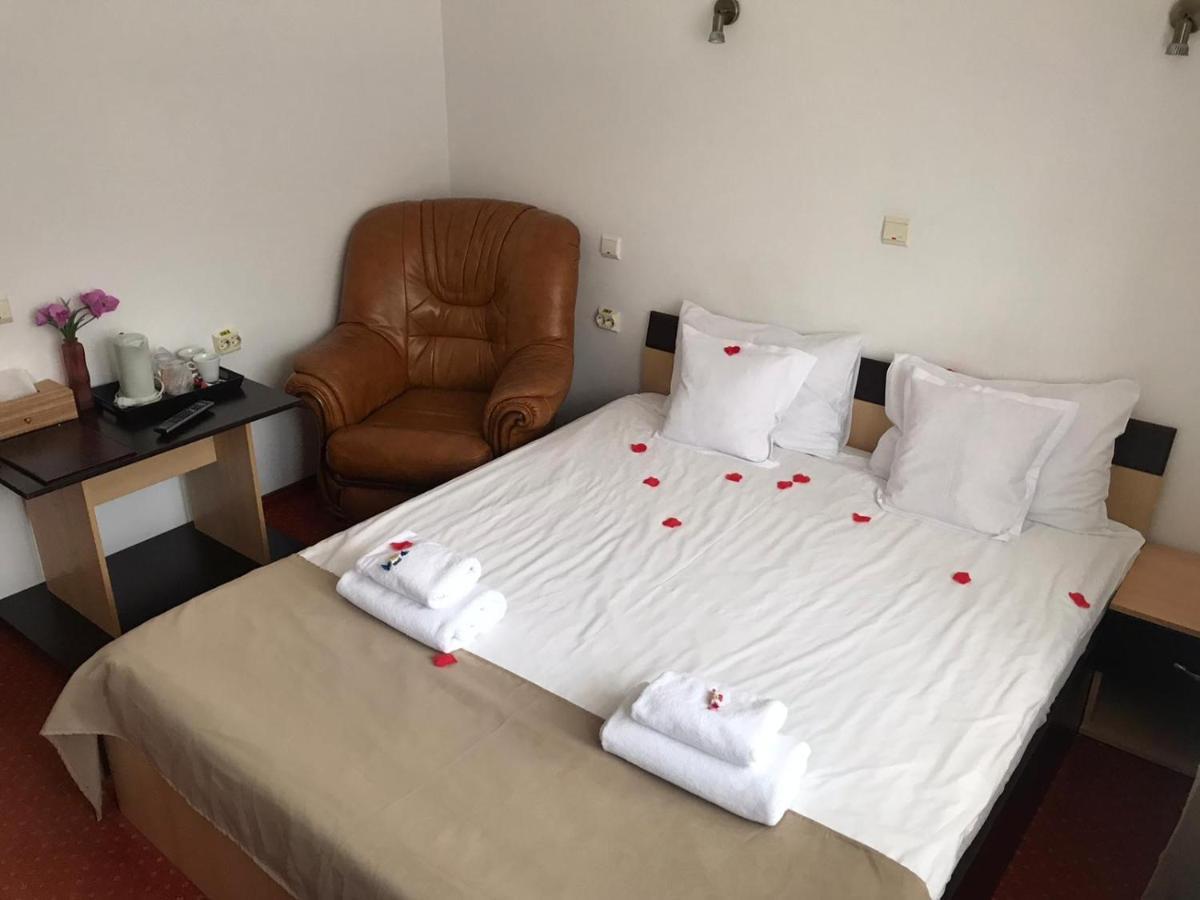Hotel Flora Alpina Azuga Esterno foto