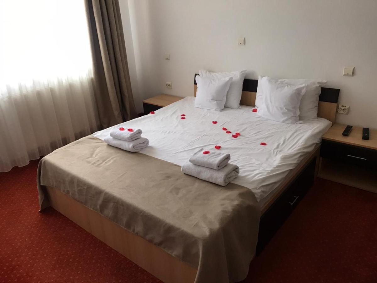 Hotel Flora Alpina Azuga Esterno foto