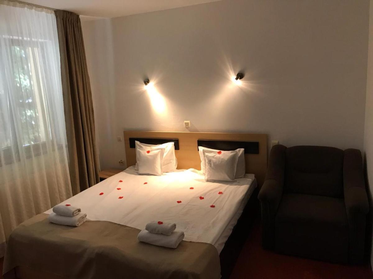 Hotel Flora Alpina Azuga Esterno foto
