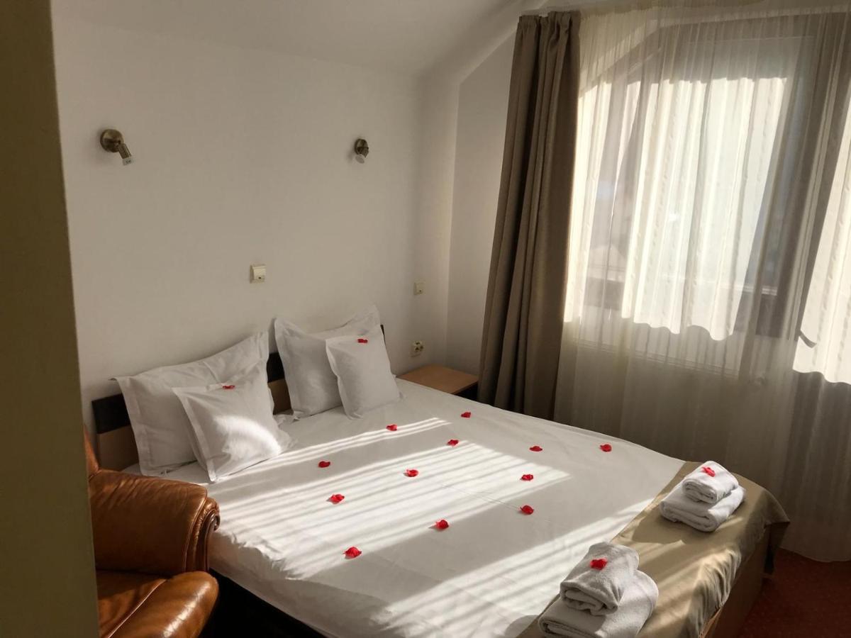 Hotel Flora Alpina Azuga Esterno foto