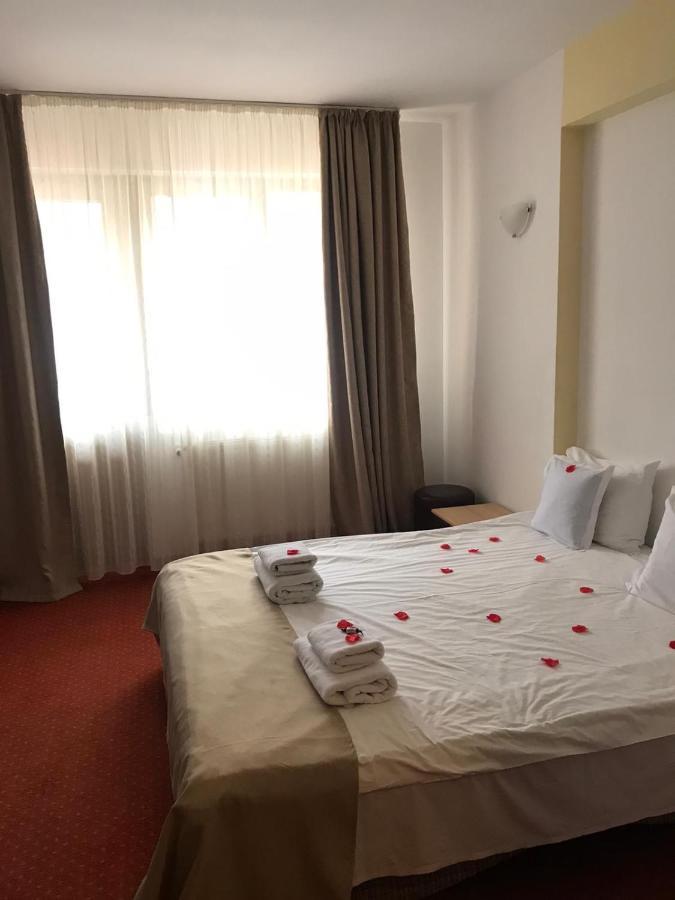 Hotel Flora Alpina Azuga Esterno foto