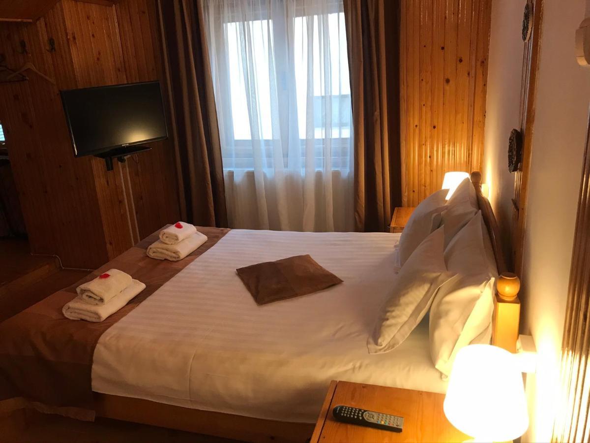 Hotel Flora Alpina Azuga Esterno foto