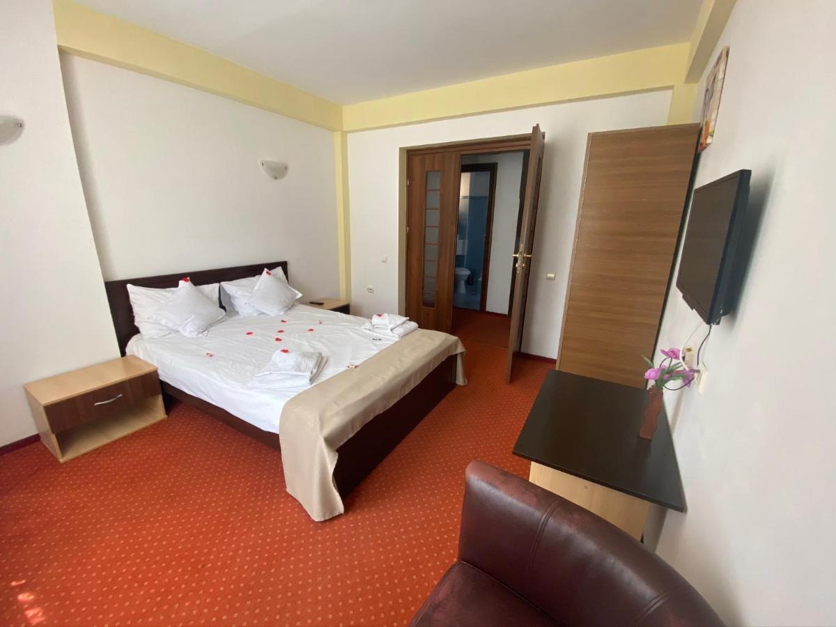Hotel Flora Alpina Azuga Esterno foto