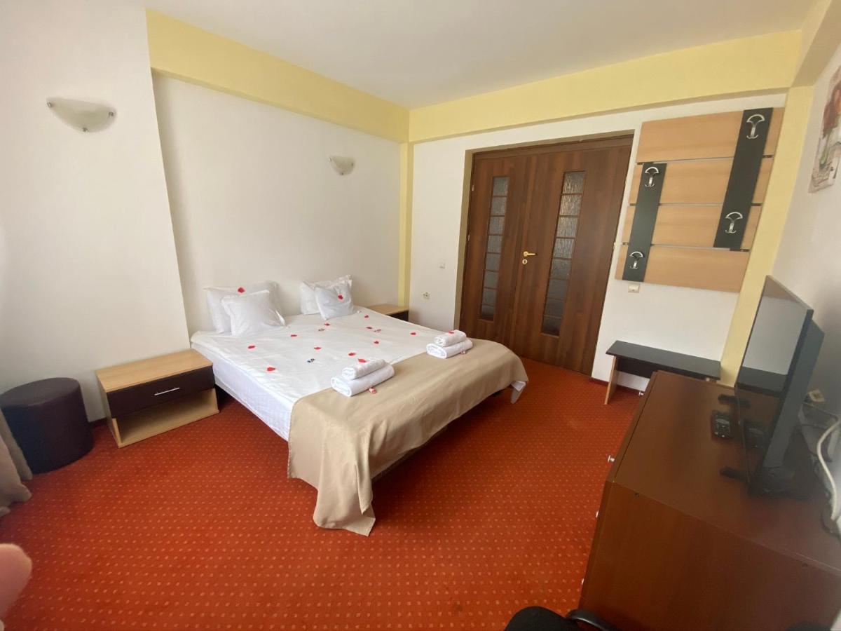 Hotel Flora Alpina Azuga Esterno foto