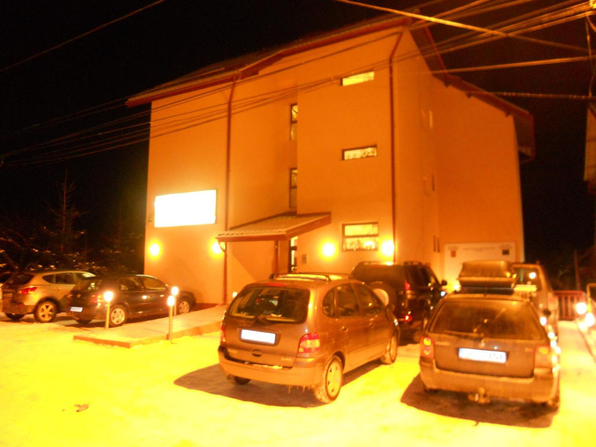 Hotel Flora Alpina Azuga Esterno foto