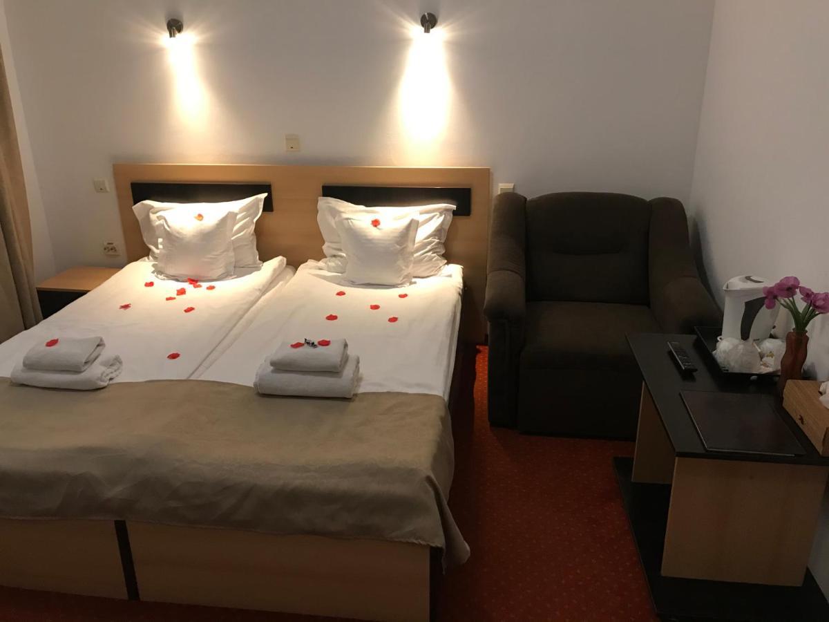 Hotel Flora Alpina Azuga Esterno foto